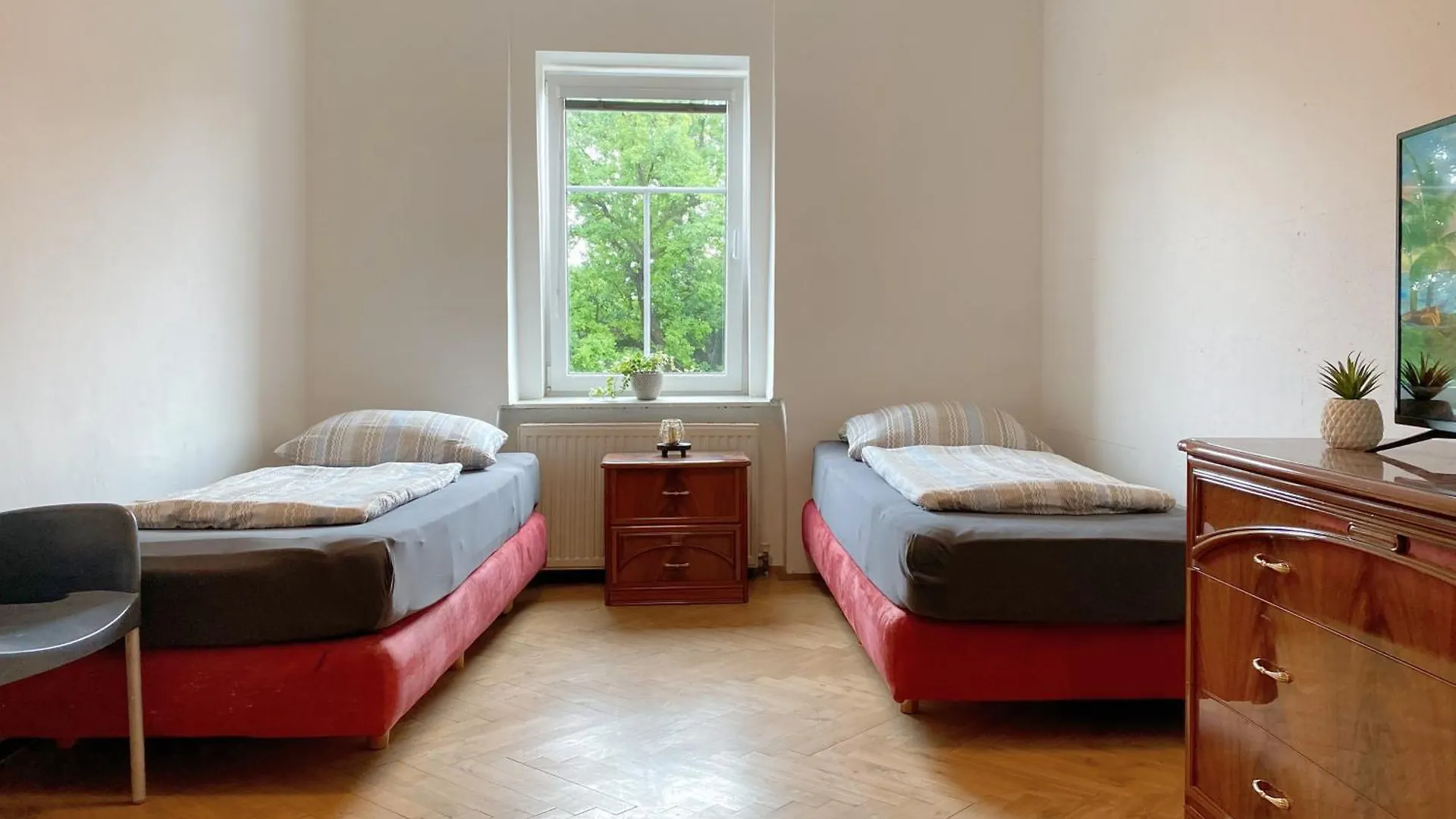 Royal Retreat Hostel - Steps From Schoenbrunn Palace!! Vienna 0*,  Austria
