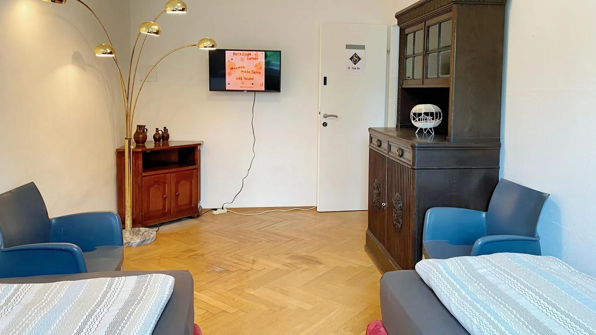 Royal Retreat Hostel - Steps From Schoenbrunn Palace!! Vienna Austria