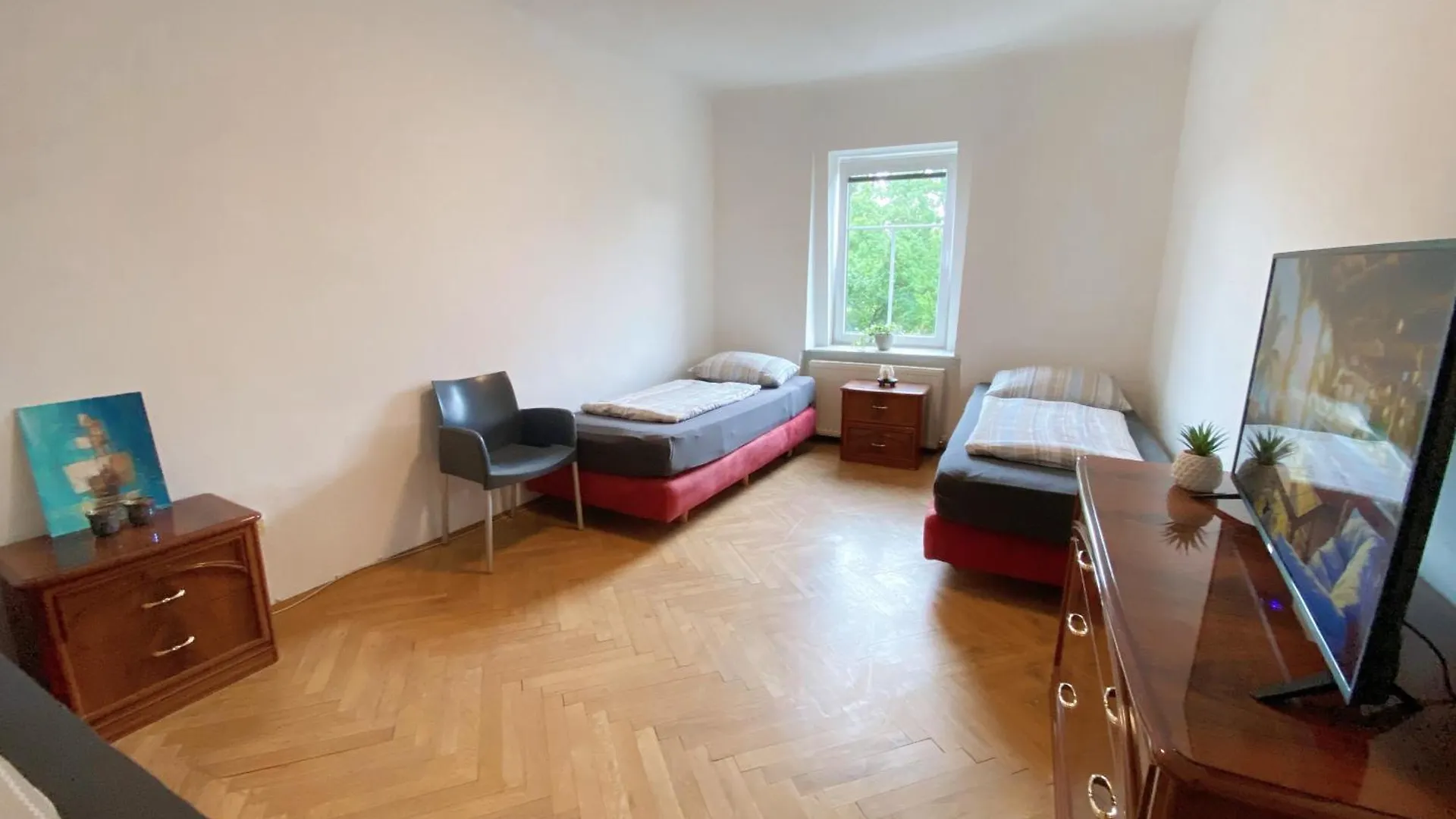 Royal Retreat Hostel - Steps From Schoenbrunn Palace!! Vienna 0*,  Austria