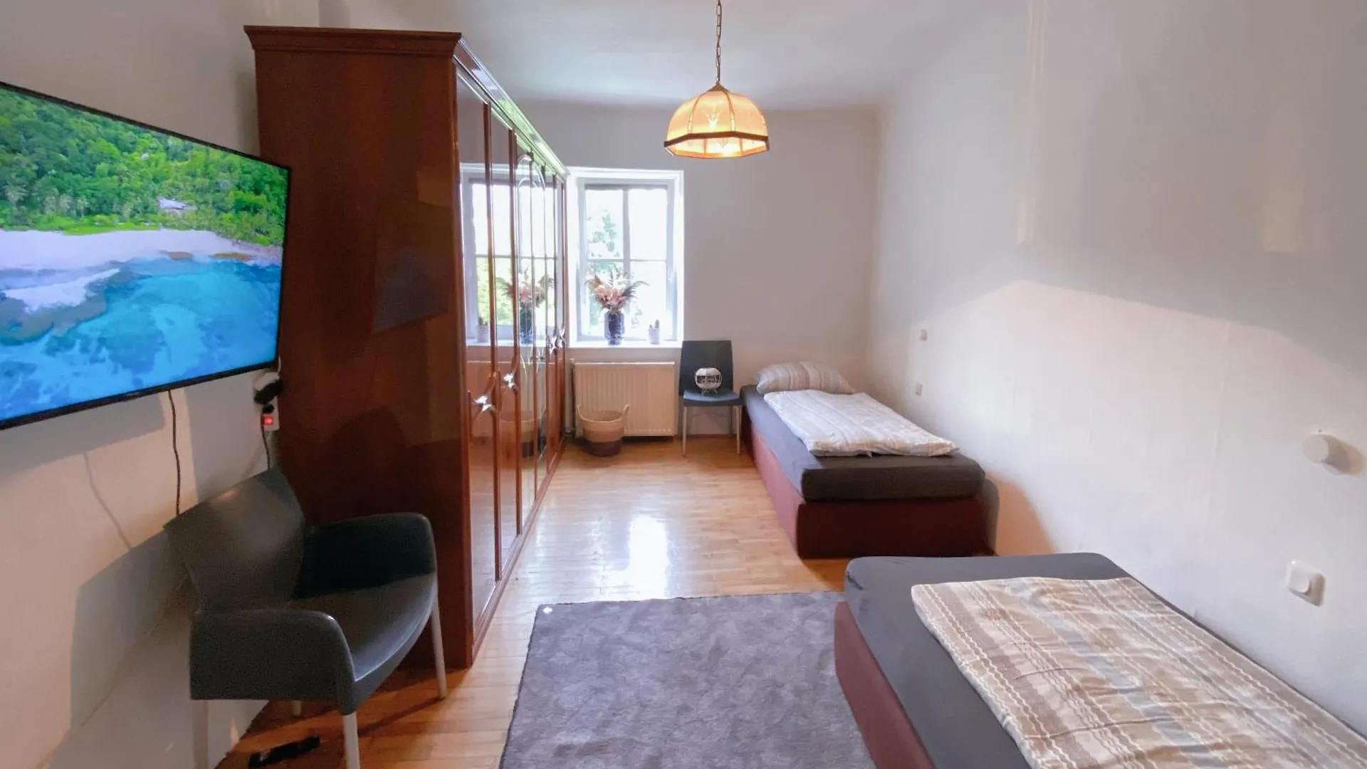 Royal Retreat Hostel - Steps From Schoenbrunn Palace!! Vienna