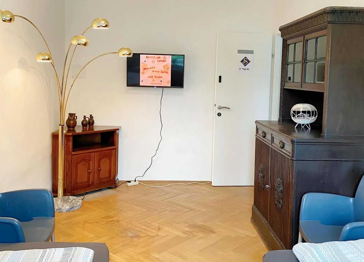 Royal Retreat Hostel - Steps From Schoenbrunn Palace!! Vienna