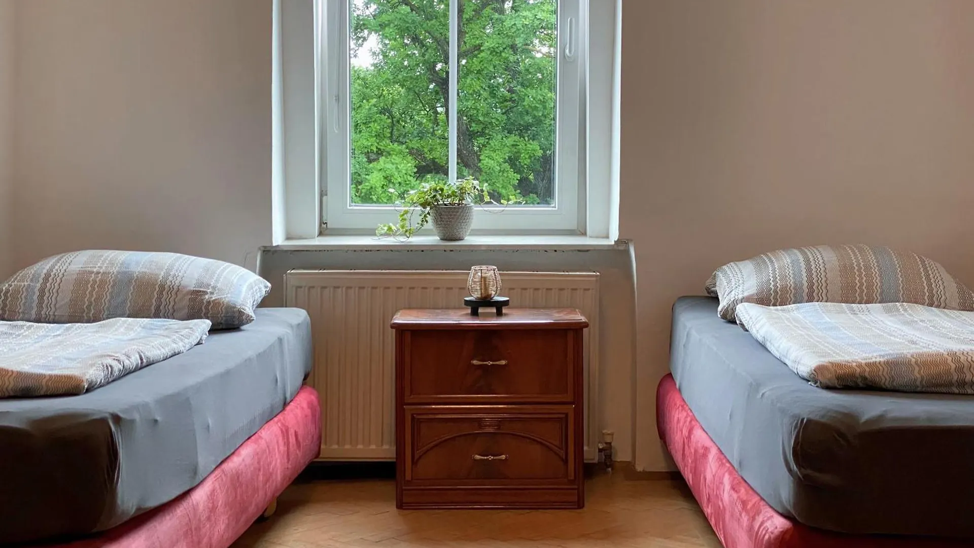 Royal Retreat Hostel - Steps From Schoenbrunn Palace!! Vienna