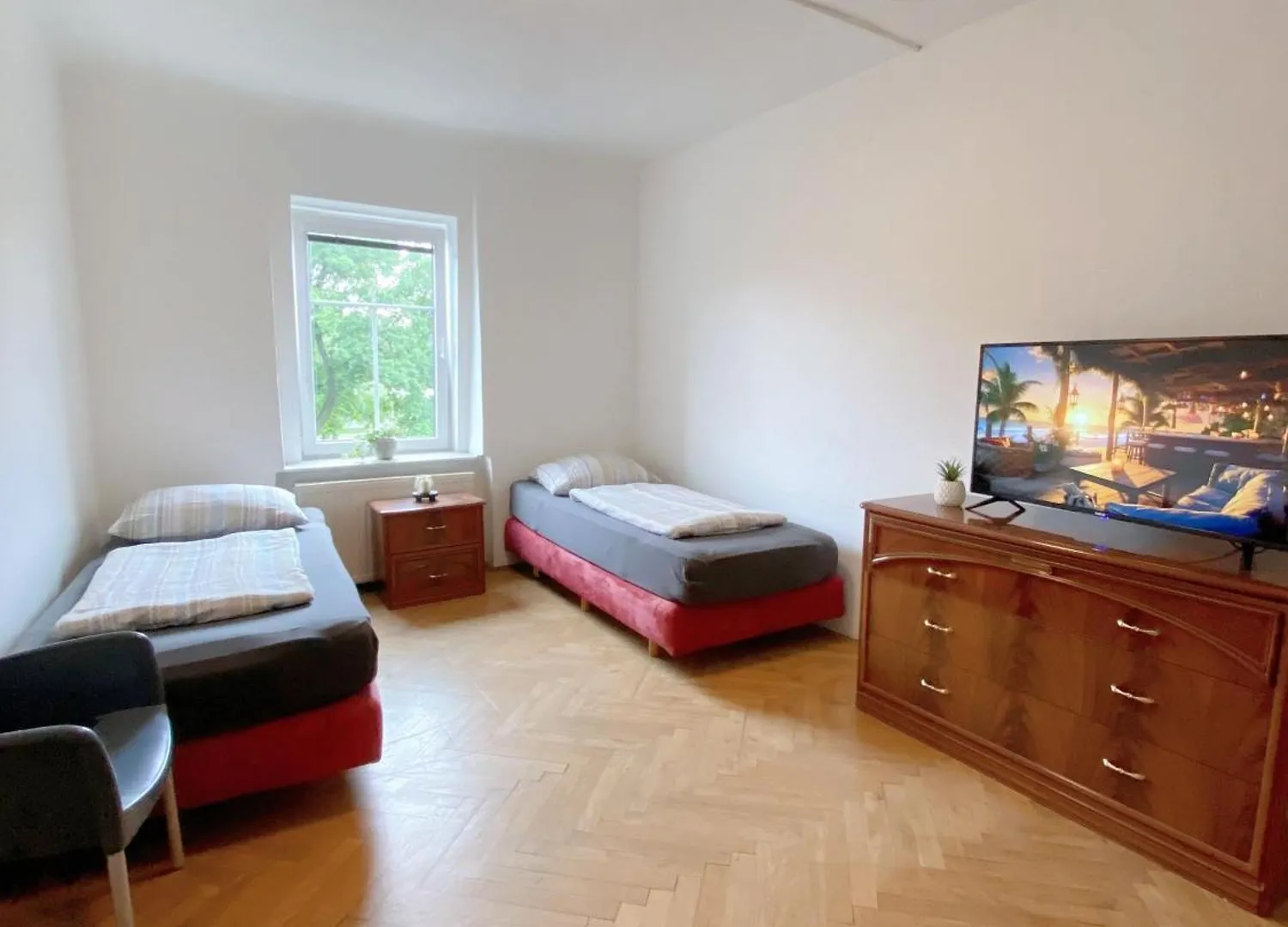 Royal Retreat Hostel - Steps From Schoenbrunn Palace!! Vienna