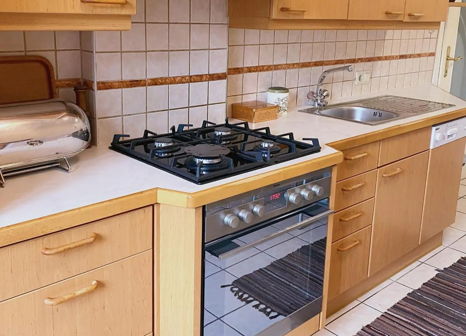 Royal Retreat Hostel - Steps From Schoenbrunn Palace!! Vienna