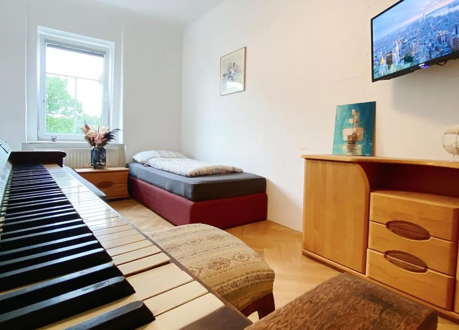 Royal Retreat Hostel - Steps From Schoenbrunn Palace!! Vienna