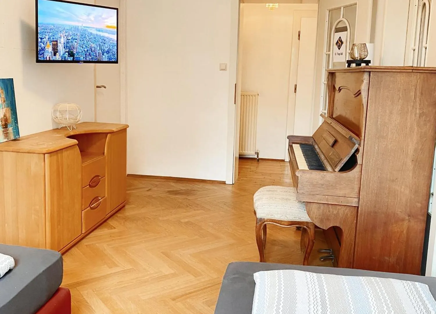 Royal Retreat Hostel - Steps From Schoenbrunn Palace!! Vienna