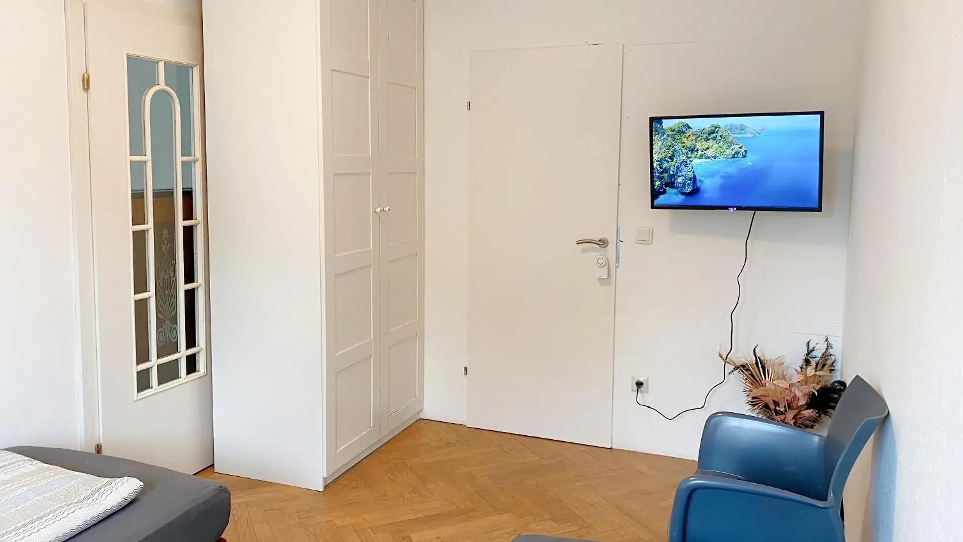 Royal Retreat Hostel - Steps From Schoenbrunn Palace!! Vienna Austria
