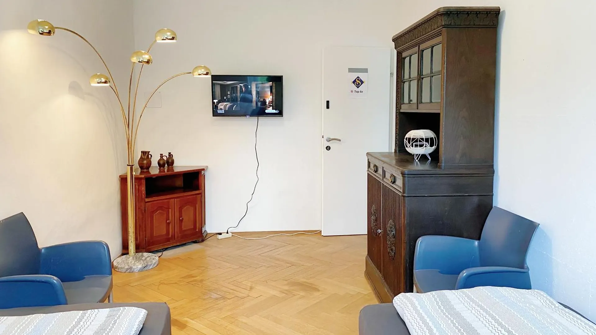 Royal Retreat Hostel - Steps From Schoenbrunn Palace!! Vienna