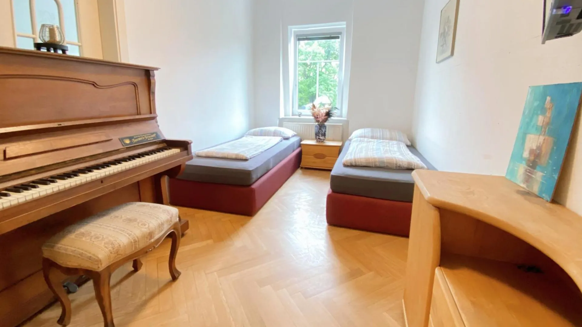 Royal Retreat Hostel - Steps From Schoenbrunn Palace!! Vienna