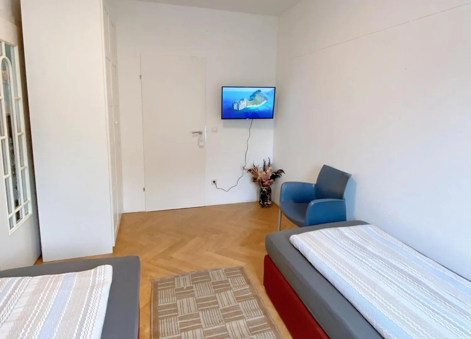Royal Retreat Hostel - Steps From Schoenbrunn Palace!! Vienna 0*,  Austria