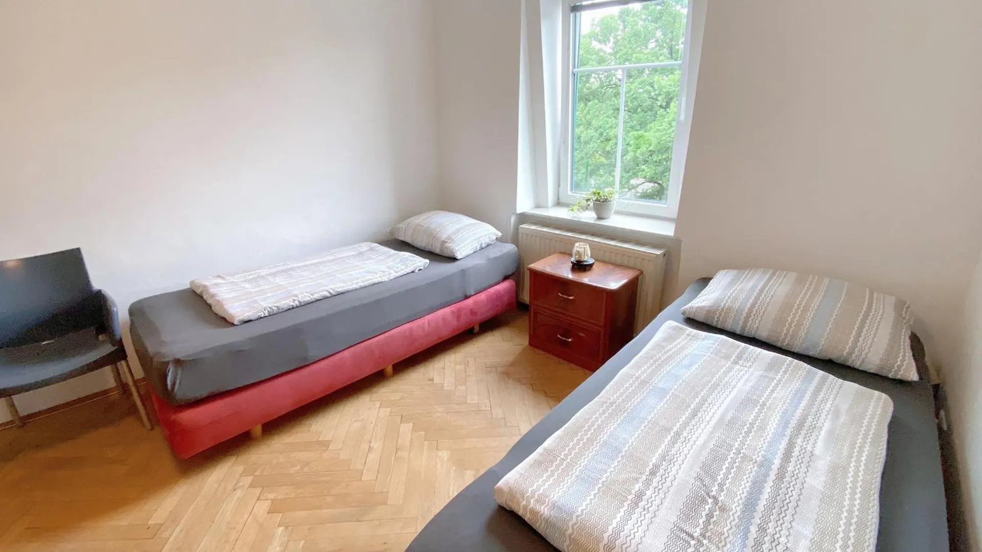 Royal Retreat Hostel - Steps From Schoenbrunn Palace!! Vienna