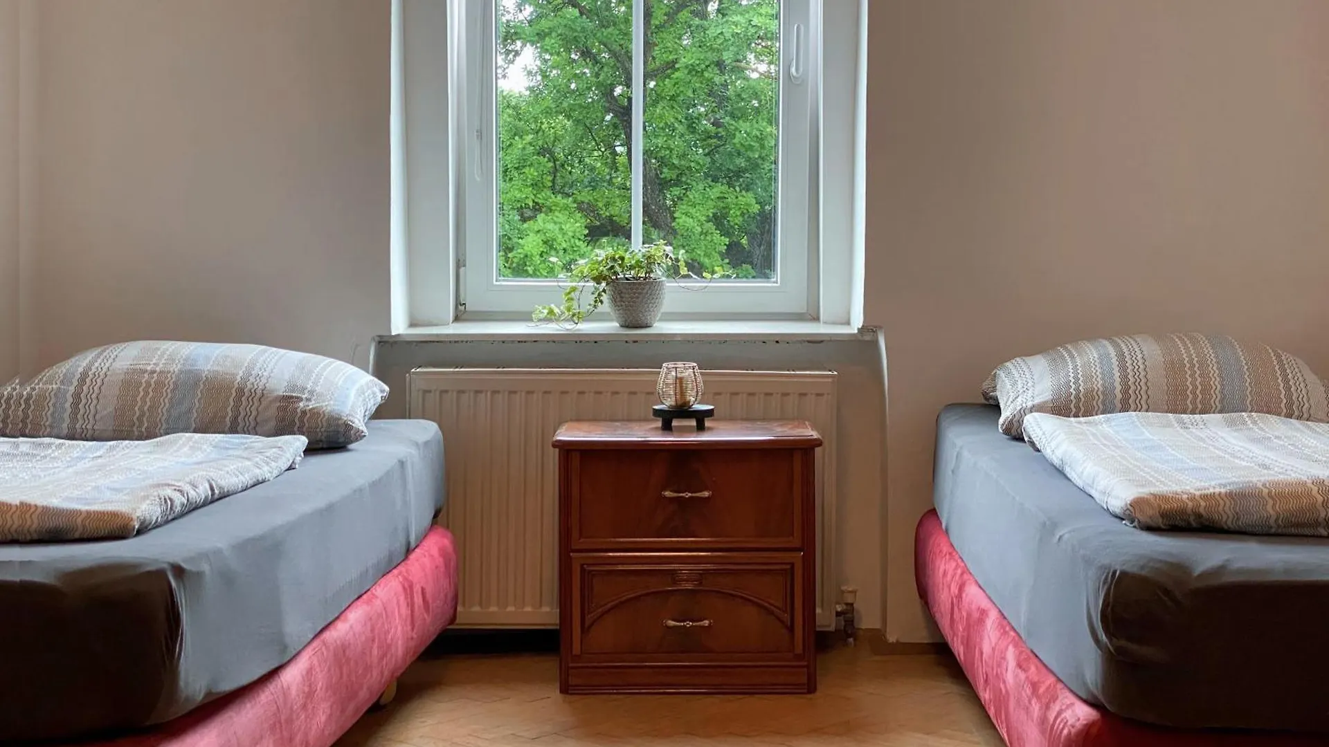 Royal Retreat Hostel - Steps From Schoenbrunn Palace!! Vienna