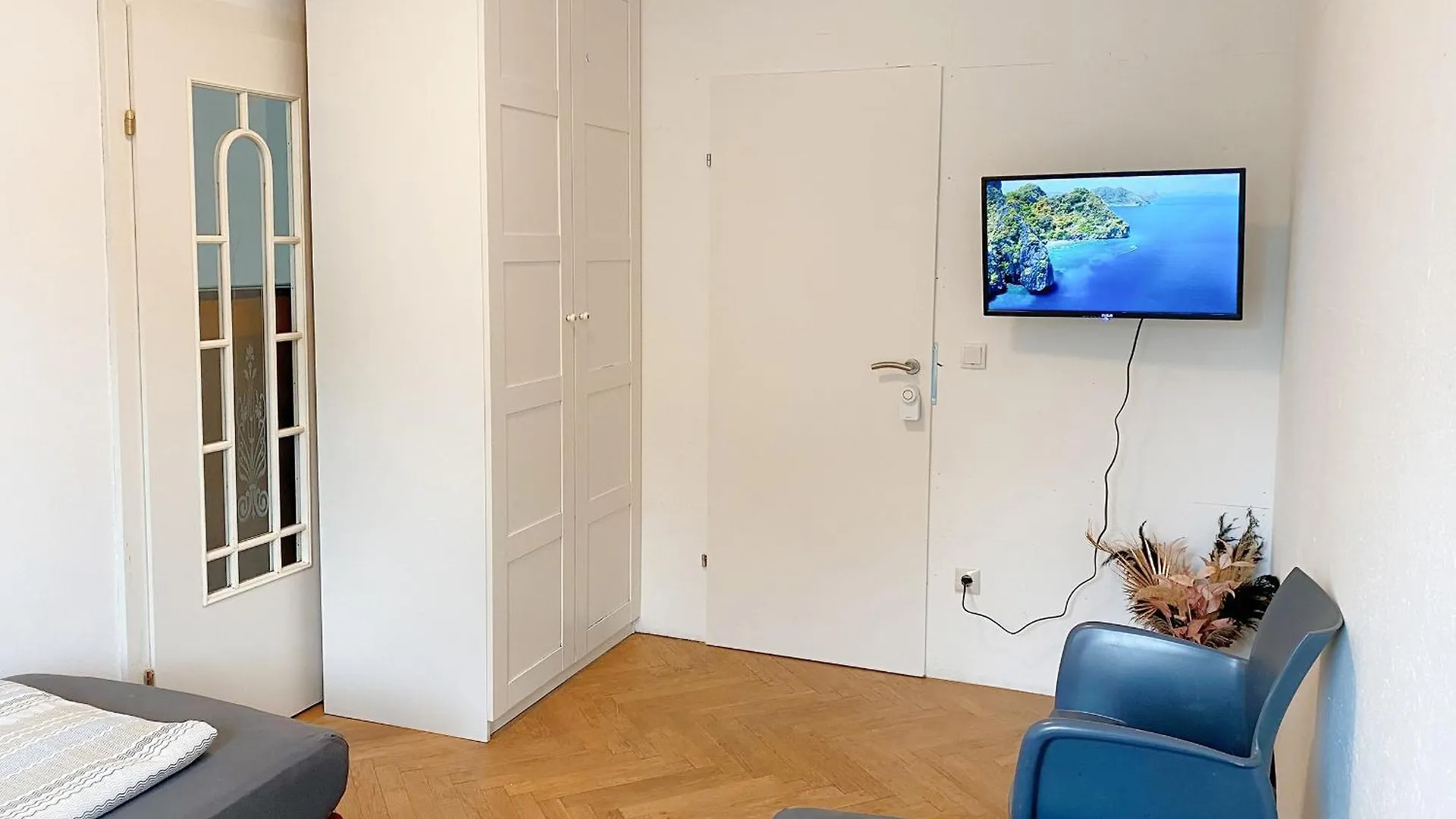 Royal Retreat Hostel - Steps From Schoenbrunn Palace!! Vienna
