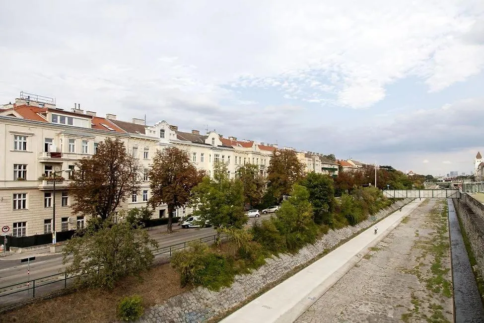 Royal Retreat Hostel - Steps From Schoenbrunn Palace!! Vienna Austria